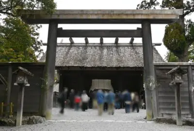 伊勢神宮　白い布　風が吹く